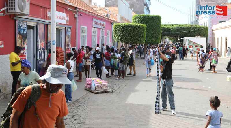 Praia: Platô com grande movimentação da população que ultima preparativos para a celebração do Natal