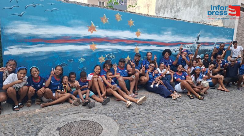Mundial2026/Ribeira Grande: Comunidade da Ladeira cria mural em homenagem aos Tubarões Azuis