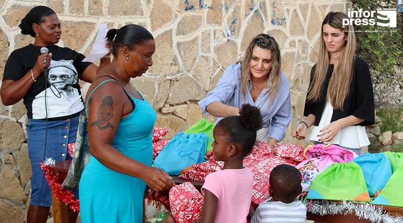 Maio: APESC distribui presentes a filhos de pescadores e peixeiras no âmbito do Natal solidário