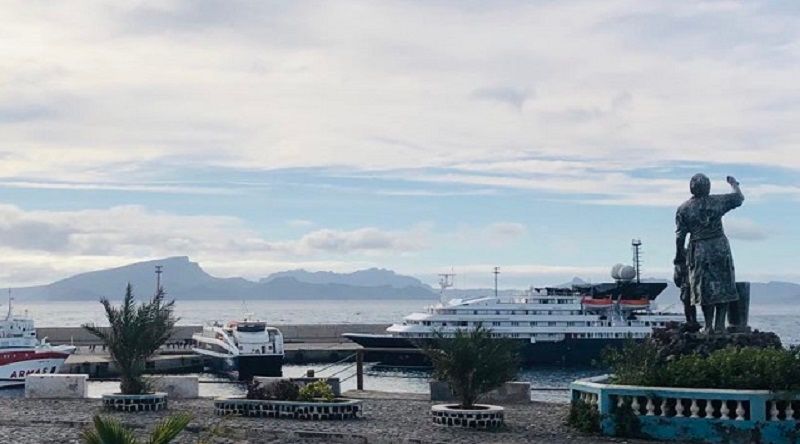 Turismo de Cruzeiros: Navio Corinthian traz excursionistas de diversas nacionalidades para um tour de 24 horas a Santo Antão