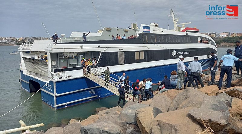 Praia: Navio Liberdade encalha nas proximidades do Porto da Praia devido a avaria técnica – director (c/áudio)