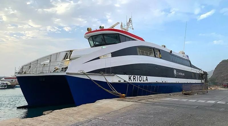 Maio: Pessoas retidas na ilha por falta de lugares nas ligações marítimas e aéreas