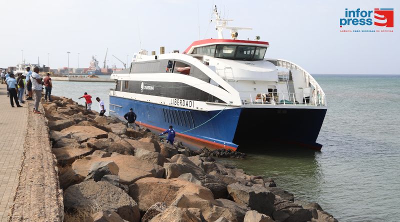 Navio Liberdadi retoma operações após docagem obrigatória