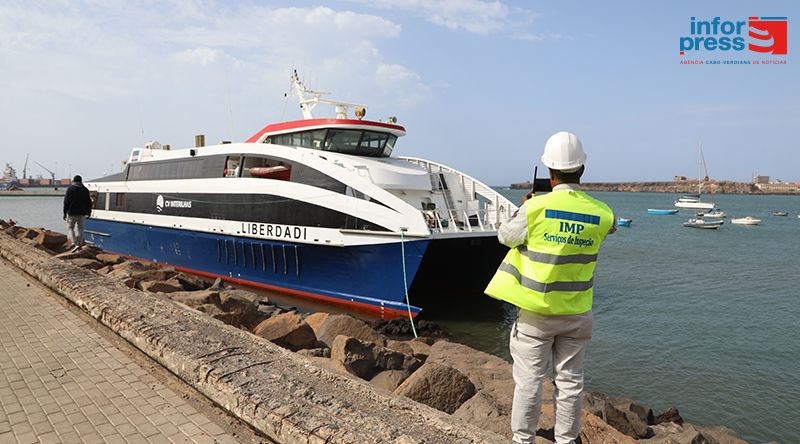 Encalhe/Liberdadi: "Principal preocupação neste momento é avaliar a integridade do navio e arranjar a avaria" - director