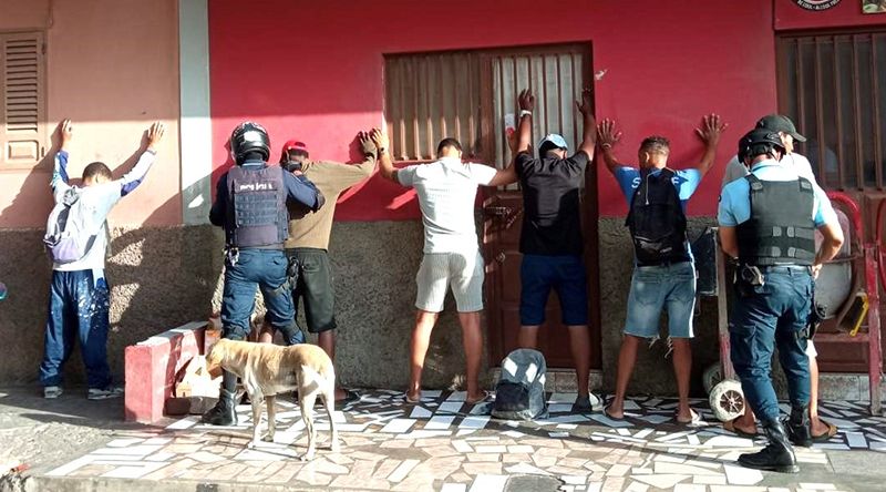 São Vicente: PN detém cinco pessoas em flagrante delito por prática de vários crimes