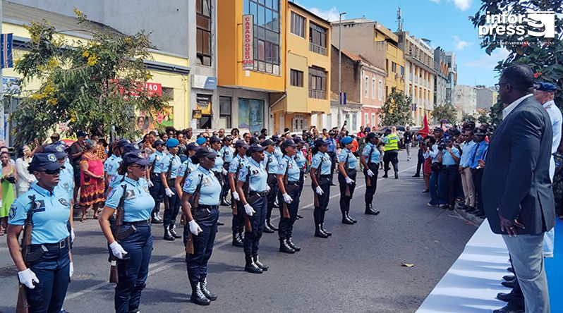Dia da Mulher Cabo-verdiana: Mulheres das forças armadas e de segurança desfilam no Plateau para assinalar a data