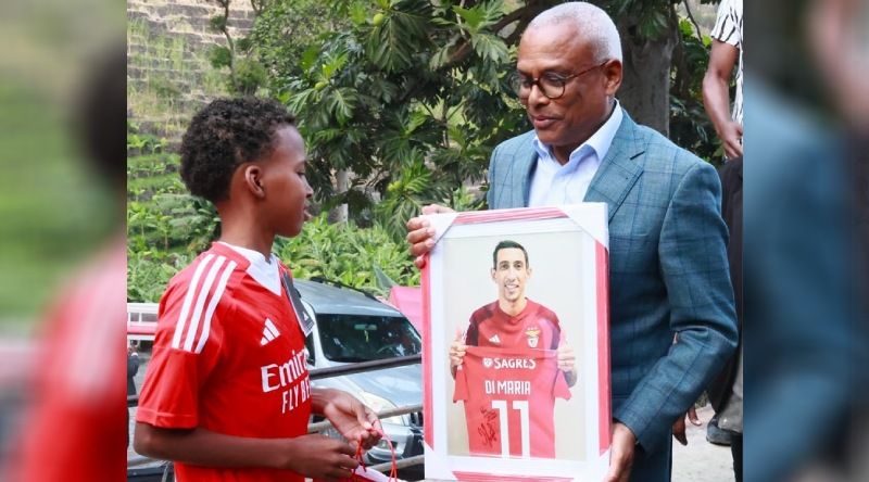 Christian Gomes (Santo Antão) recebe camisola oficial outorgada por Di María das mãos do Presidente da República