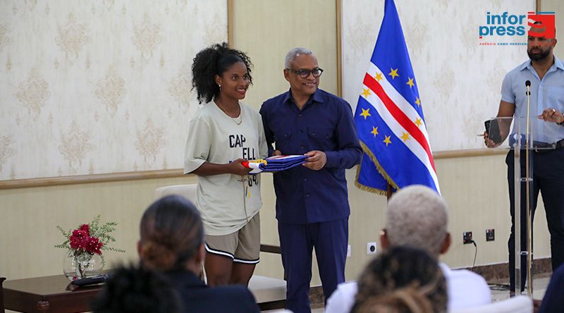 Futebol/CAN2026: Presidente entrega bandeira à selecção feminina e apela à união antes da estreia histórica