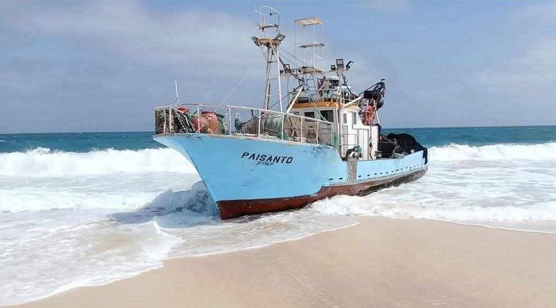 Maio: Embarcação de pesca continua encalhada após tentativas falhadas de reboque 