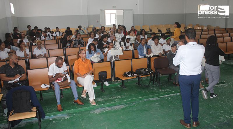 Brava: Membro da CNPD alerta para perigos da Internet e falta de conhecimento dos jovens sobre protecção de dados