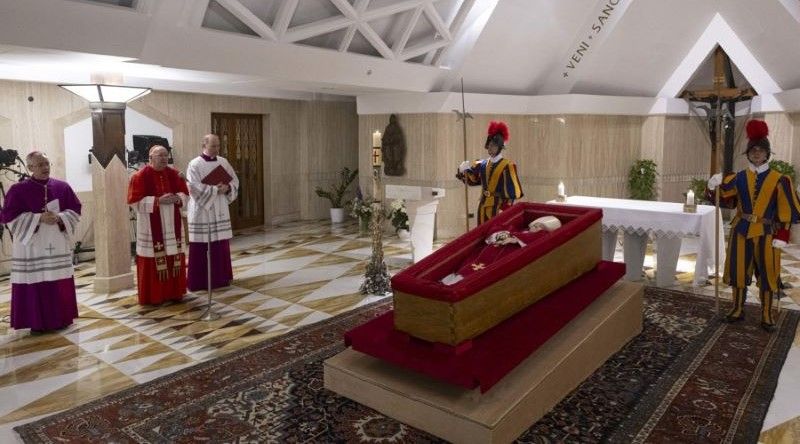 Papa/Óbito: Vaticano divulga primeiras imagens do Papa no caixão - cerimónias fúnebres no sábado