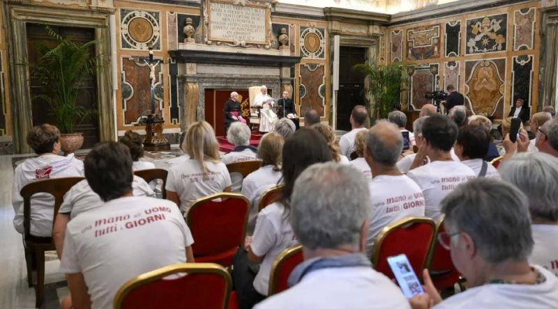 Papa Leão promete continuar legado de Francisco de inclusão de pessoas LGBTQ+