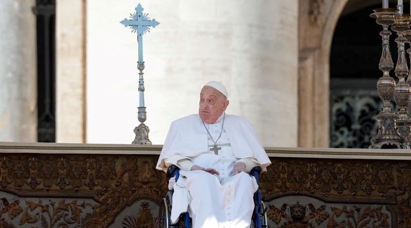 Papa Francisco apareceu na Praça de São Pedro, duas semanas após ter recebido alta