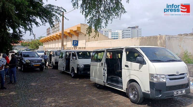 Combustíveis: Aumento do preço leva condutores de hiaces a mexer nas tarifas - Praia-Pedra Badejo sobe para 250 escudos