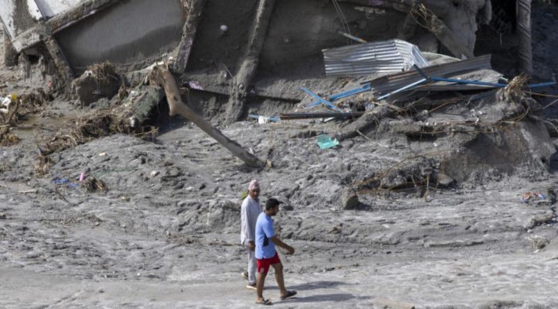 Pelo menos 1.372 mortos nas inundações no Nepal e na China