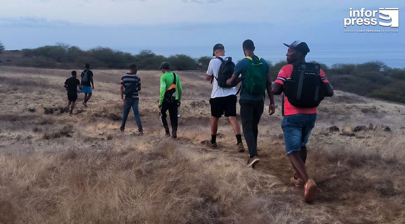 São Filipe: Peregrinos caminham ao amanhecer rumo ao Santuário de Nossa Senhora do Socorro