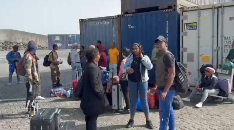 Passageiros da CV Interilhas retidos na Boa Vista sem informação e suporte (c/áudio)