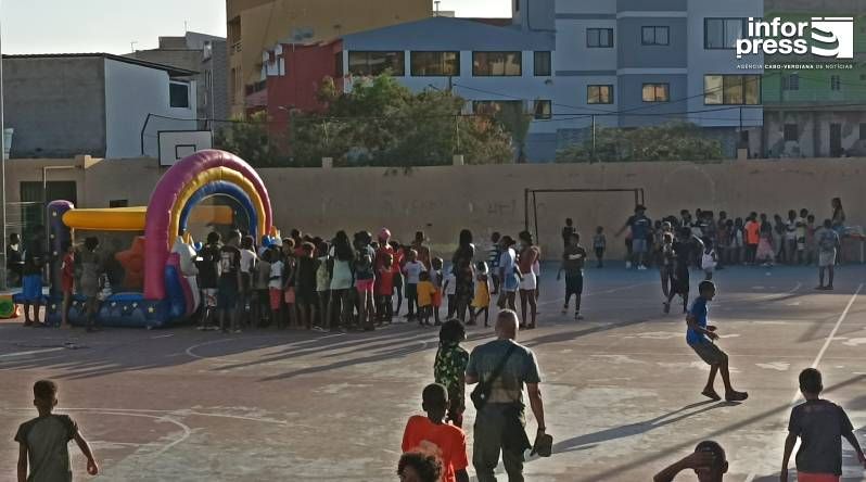 Cerca de 200 crianças da zona de Tira Chapéu receberam presentes no âmbito de uma acção solidária
