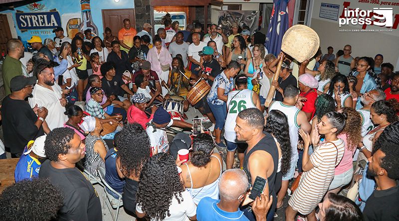 São Filipe: Pilão reúne centenas na Casa das Bandeiras no arranque da componente tradicional da Festa da Bandeira