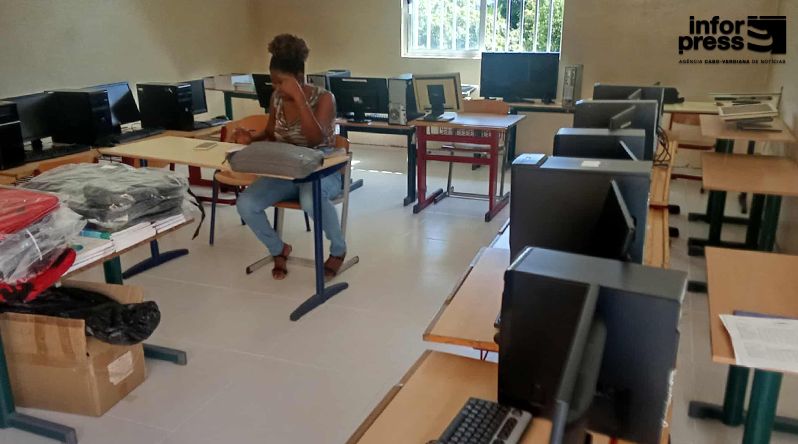 Porto Novo/Ribeira das Patas: Agrupamento escolar passa a dispor de sala multiusos para aulas de TIC 