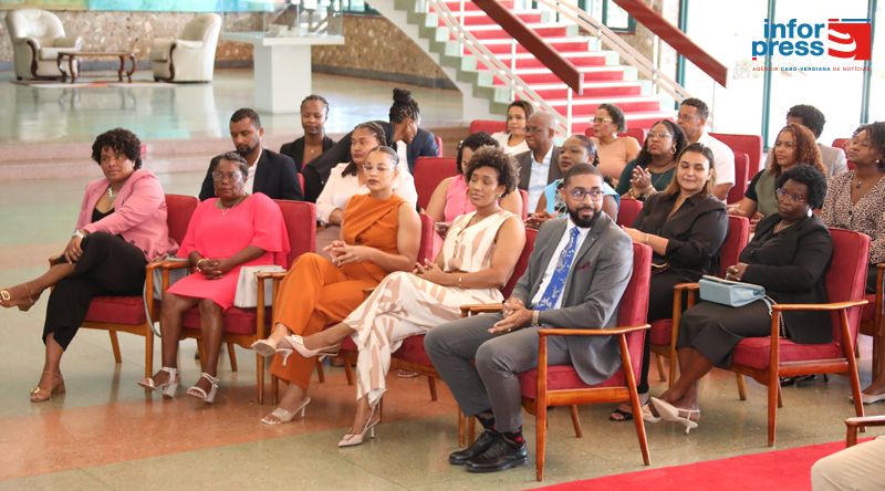 Casa Parlamentar: Funcionários recebem certificado do curso Psicologia Positiva e realçam impacto nas suas vidas