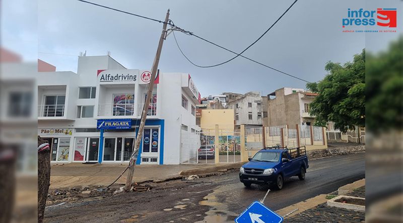 São Vicente/Chuvas: Moradores de Chã de Alecrim alertam para perigo de poste de electricidade que cedeu