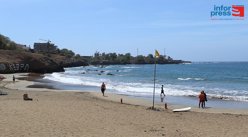 Praia: Época balnear impulsiona negócios locais, mas traz desafios de segurança nas praias