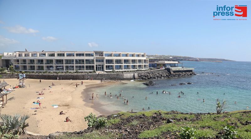 Bióloga alerta que gases do sargaço acumulado nas praias causam irritação na pele (c/áudio)