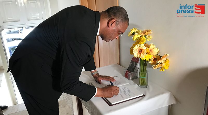 Presidente AN presta homenagem ao Papa Francisco com mensagem no livro de condolências