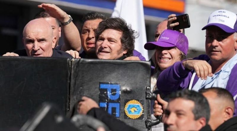 Presidente argentino retirado de comício após incidentes com manifestantes