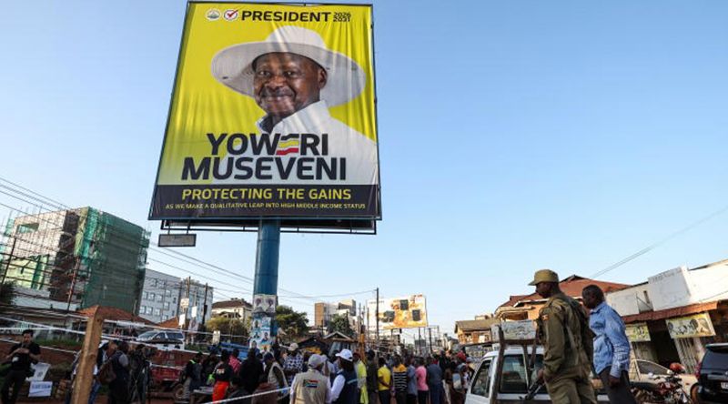 Presidente do Uganda reeleito em eleições contestadas pela oposição e observadores