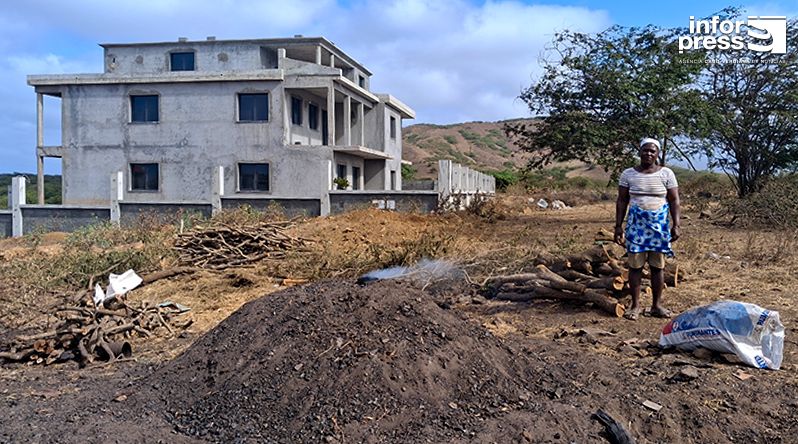 Tarrafal: Entre o fumo e o sustento, mulher transforma carvão em sobrevivência em Ponta Furna