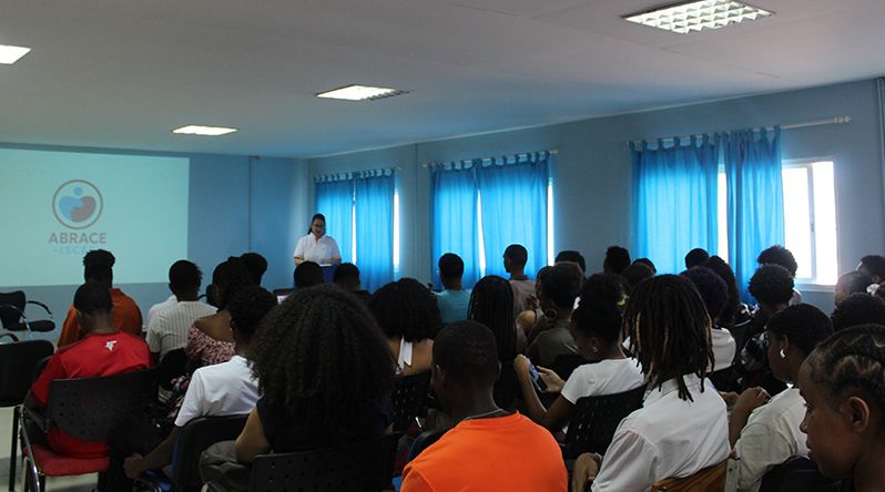 ISCEE apela ao Governo bolsa de estudo completo destinada a estudantes vulneráveis