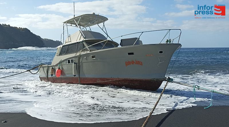 Fogo: Embarcação turística Rabo Junco encalha na praia de Marmulano e sofre danos avultados no casco