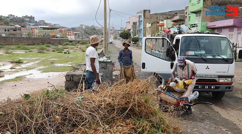 Câmara da Praia reforça recolha de lixo e admite carências de viaturas e contentores