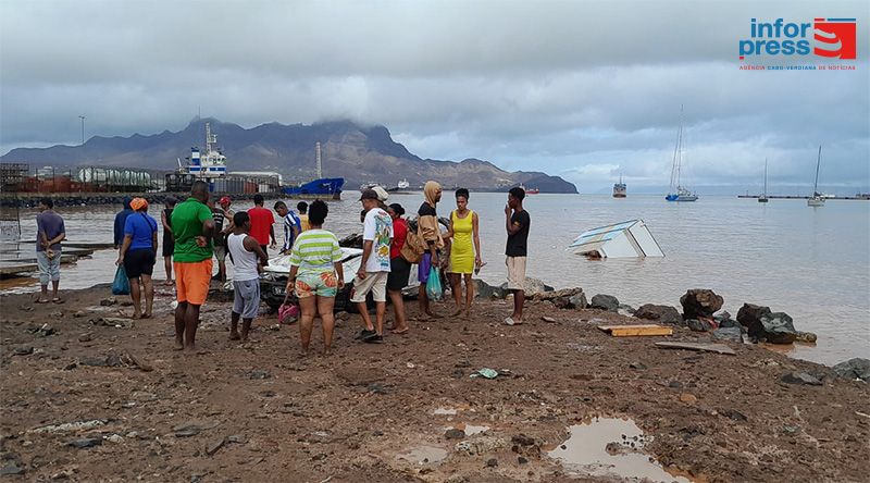 São Vicente/Chuvas: Autoridades procedem à remoção de viatura que atrapalha manobra de navios