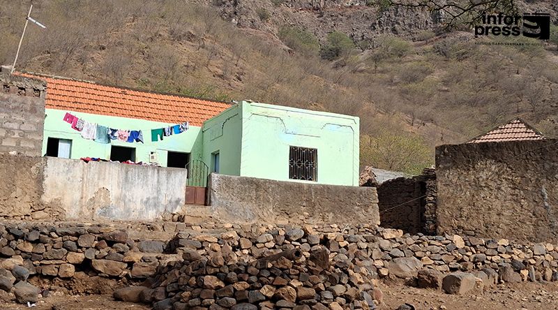 Ribeira em Cima: Água, trabalho, saída de moradores e espaços para crianças entre as preocupações da comunidade