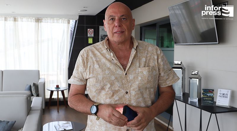 Ricardo Setyon procura em Cabo Verde a explicação para o fenómeno dos Tubarões Azuis (c/áudio)