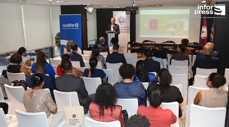 Ordem dos Farmacêuticos deve ser parceira activa do sistema de saúde e próxima da população - ministro