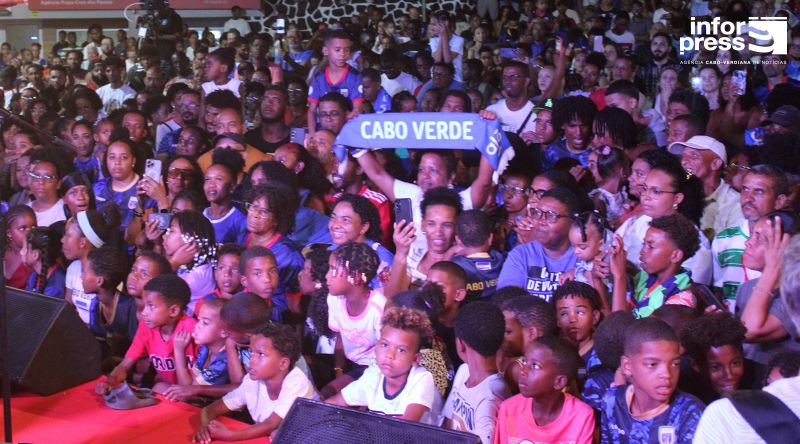 Fogo: Multidão recebe Tubarões Azuis com festa, emoção e orgulho nacional