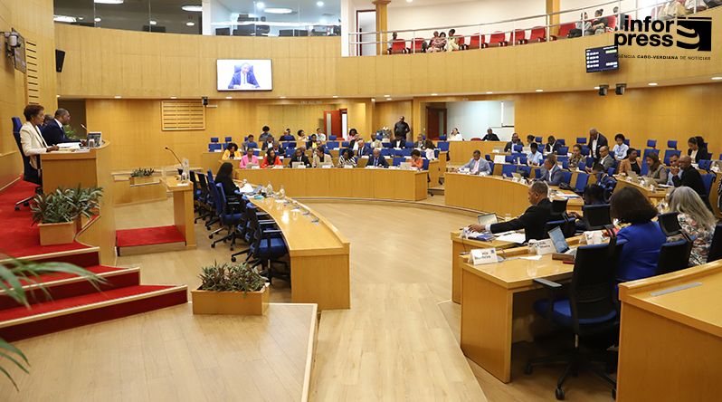 Parlamento: Despedida de deputados marcada por reconhecimento e balanço de mandato