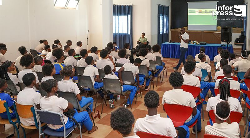 Cidade da Praia: Profissional de saúde alerta adolescentes para riscos dos cigarros electrónicos