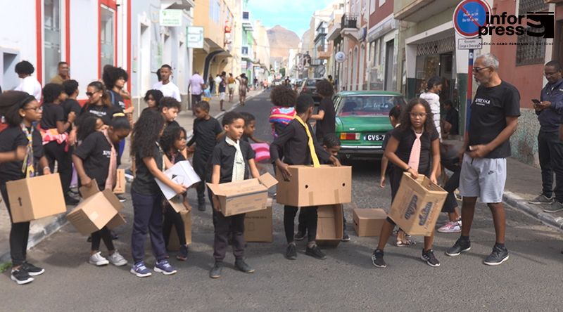 São Vicente: “Teatro Largod” conquista mais uma vez público mindelense com construção de personagens na Rua de Lisboa