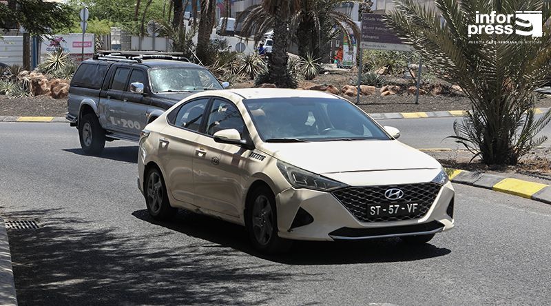 Entre corridas e despesas: a luta diária dos taxistas que mantêm a Praia em movimento