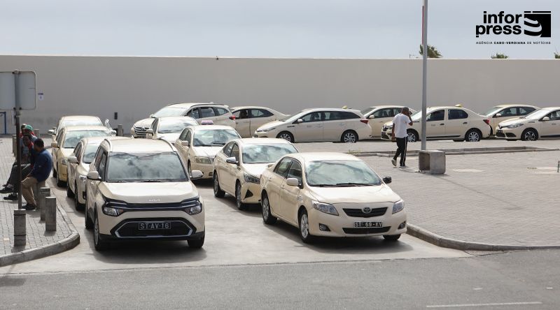 Entre corridas e despesas: a luta diária dos taxistas que mantêm a Praia em movimento