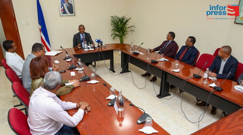 Comissão de Inquérito sobre Amadeu Oliveira empossada sem a presença do presidente