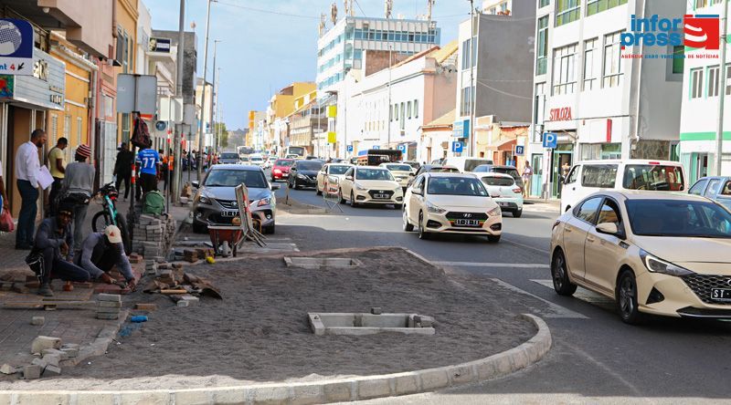 Trânsito: Poucas vias e número elevado de veículos dificultam a mobilidade na cidade da Praia