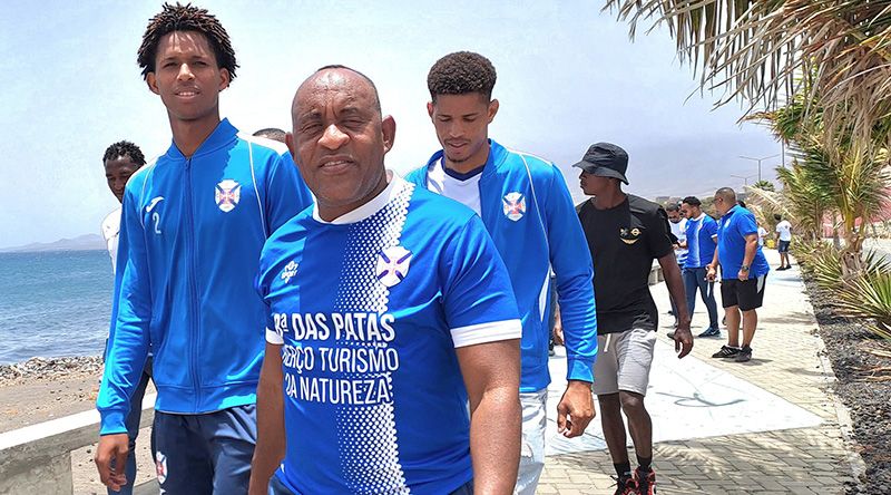 Futebol/Santo Antão Sul: Treinador Gunga Fonseca homenageado pelos adeptos dos Sanjoanenses