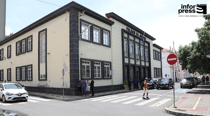 Tribunal da Praia decreta prisão preventiva a cidadão cabo-verdiano-sueco procurado pela Interpol