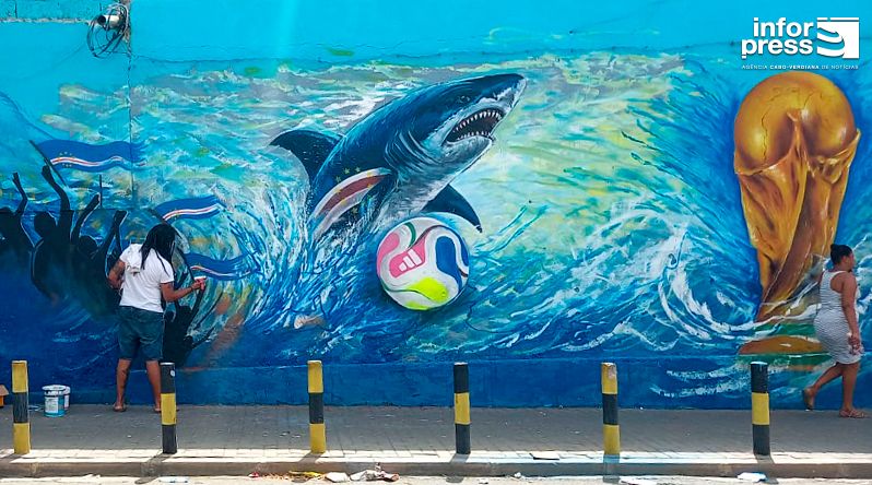 Artista plástico Tutu Sousa presta homenagem aos Tubarões Azuis com pintura mural na Terra Branca